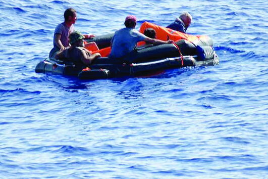 Militares resgatam após 4 dias no mar  