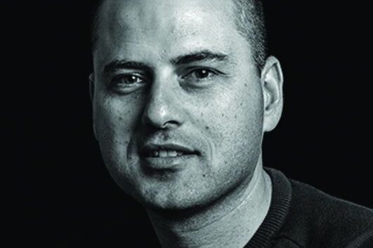 Hugo Martins está em casa com a mulher e os filhos, de um e três anos 