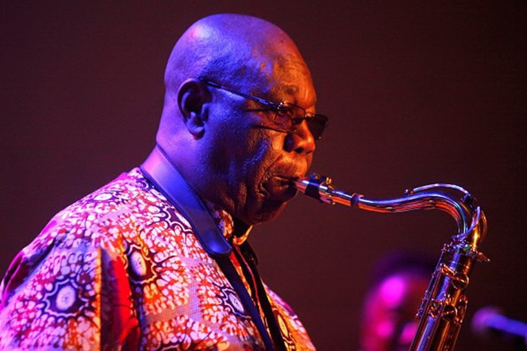 Morreu o cantor e saxofonista Manu Dibango, vítima de ...