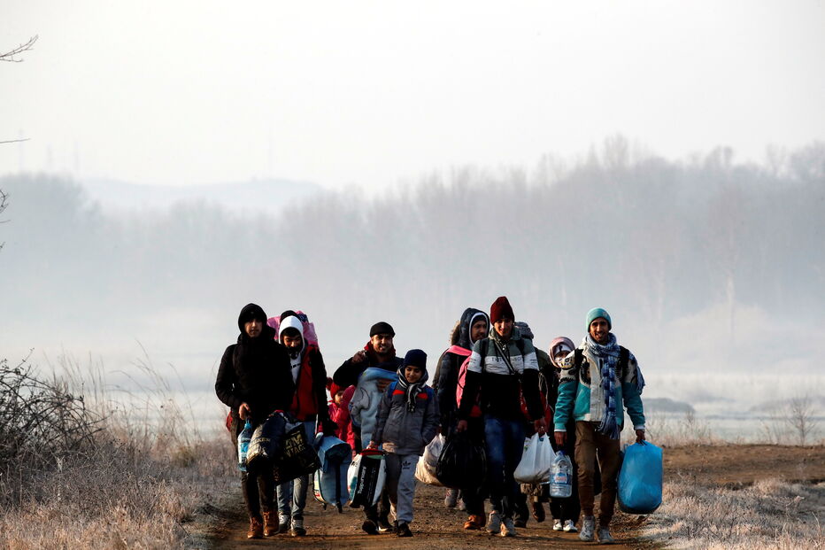 Migrantes caminham perto da fronteira da Turquia para chegar à Grécia