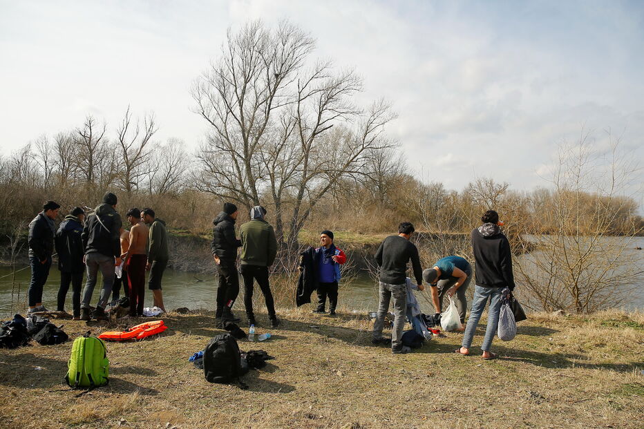 Migrantes caminham perto da fronteira da Turquia para chegar à Grécia