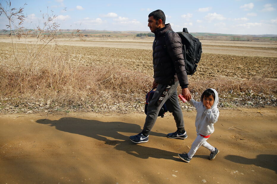 Migrantes caminham perto da fronteira da Turquia para chegar à Grécia