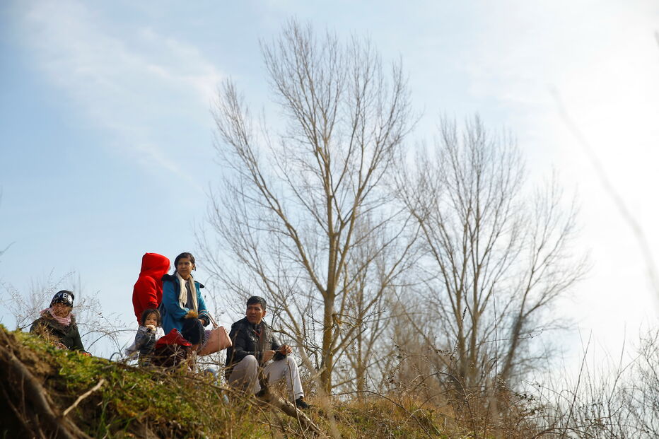 Migrantes caminham perto da fronteira da Turquia para chegar à Grécia