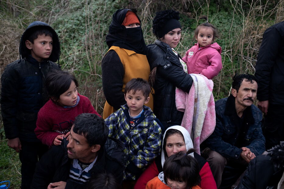 Migrantes caminham perto da fronteira da Turquia para chegar à Grécia