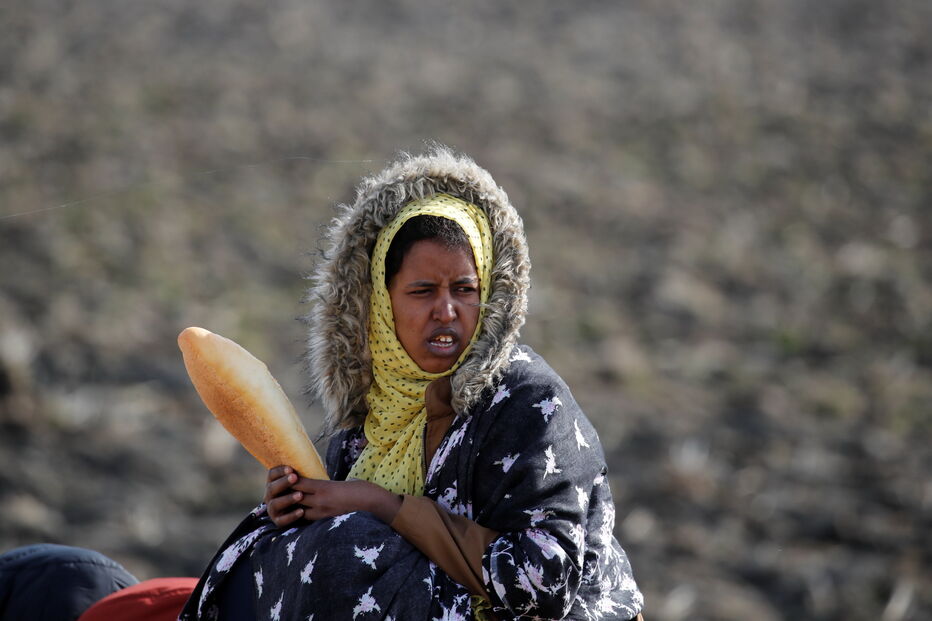 Migrantes caminham perto da fronteira da Turquia para chegar à Grécia