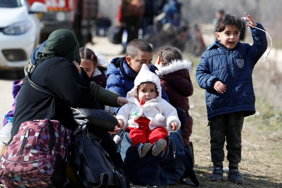 Migrantes caminham perto da fronteira da Turquia para chegar à Grécia