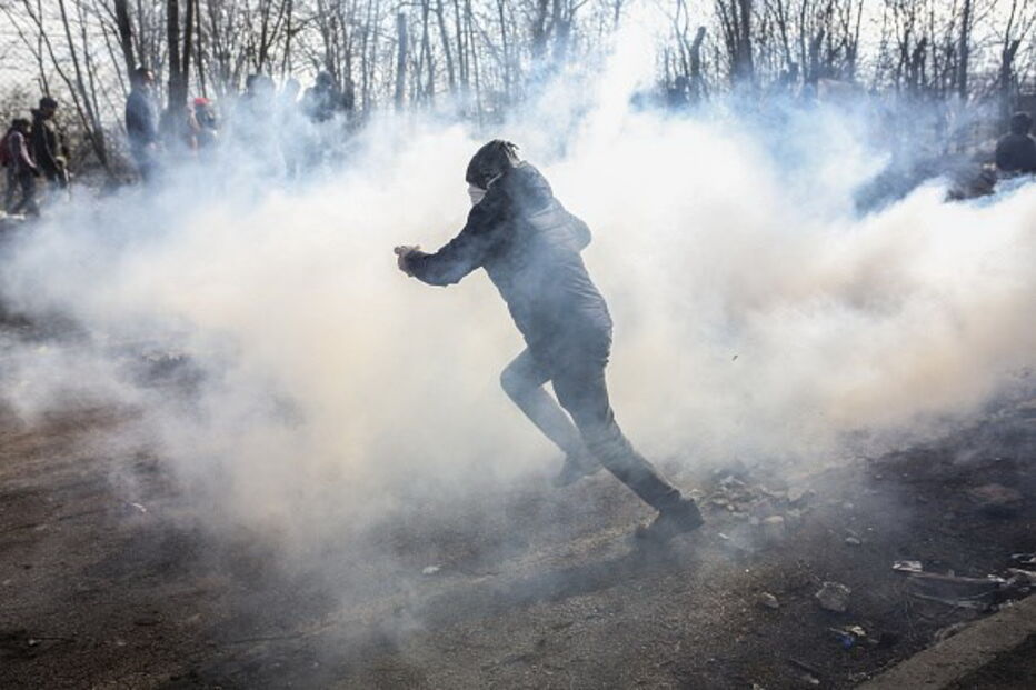Migrantes caminham perto da fronteira da Turquia para chegar à Grécia	