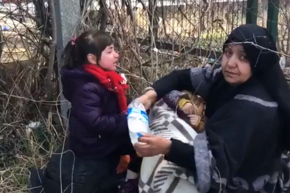 Imagens chocantes mostram criança em desespero na fronteira entre a Turquia e a Grécia