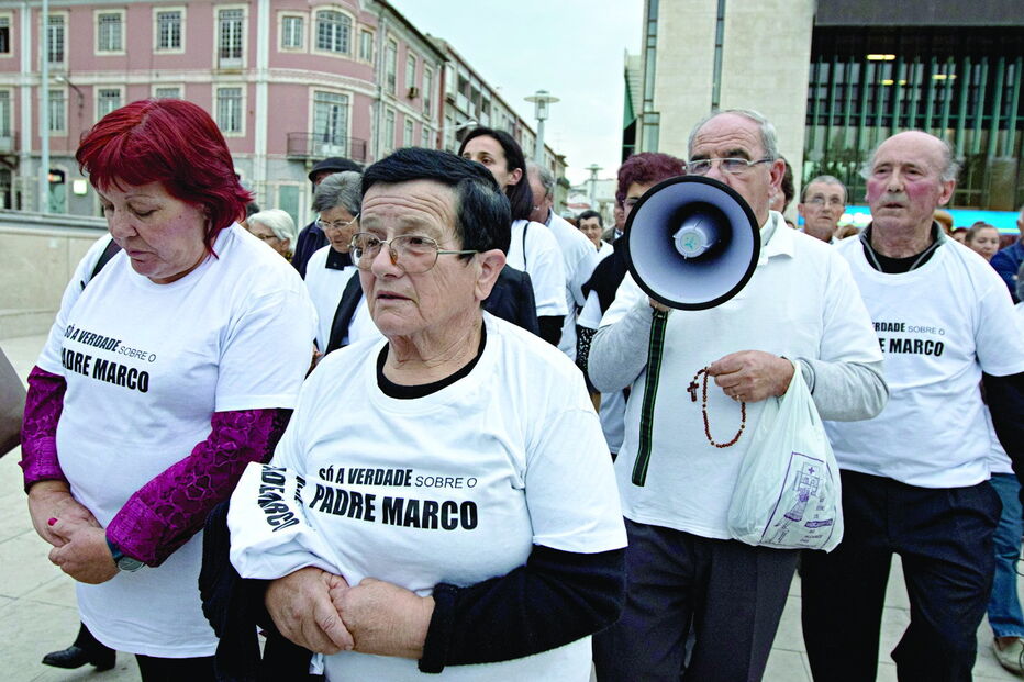 Laurinda Caseiro, ao centro na foto, não desiste de saber em que circunstâncias o filho morreu 