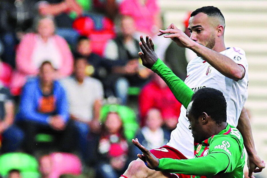 Zainadine (Marítimo) e Fransérgio (Sp. Braga) disputam a bola 