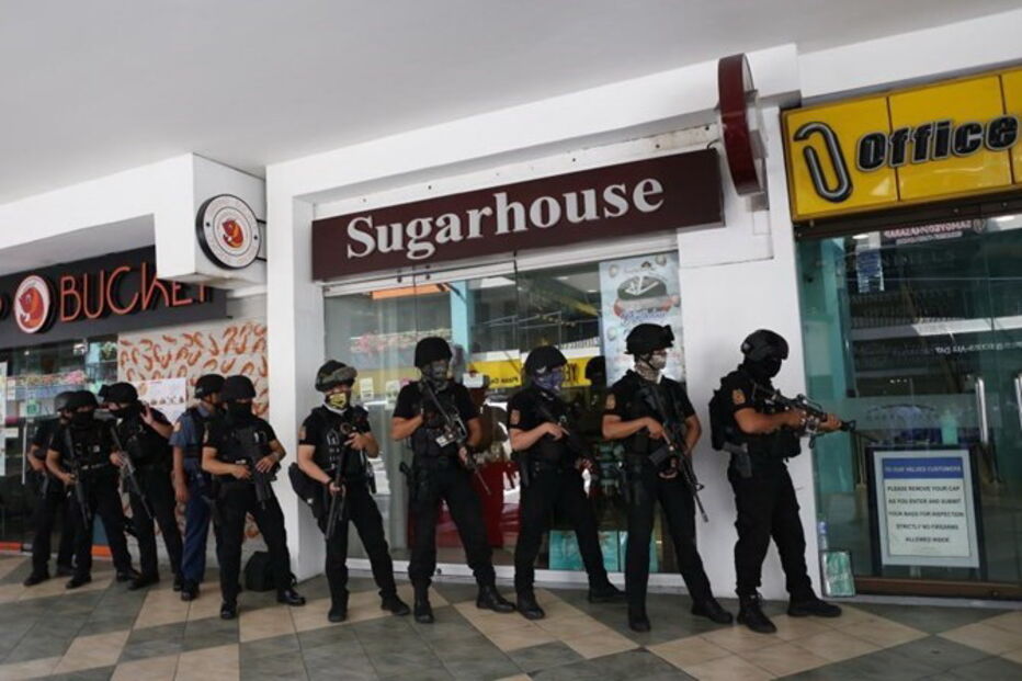 Segurança despedido faz 30 reféns e alveja homem num centro comercial nas Filipinas