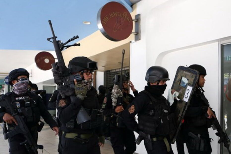 Segurança despedido faz 30 reféns e alveja homem num centro comercial nas Filipinas