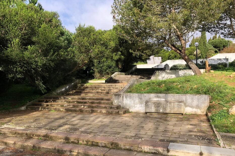 Mulher estava caída num parque urbano de Mira-Sintra