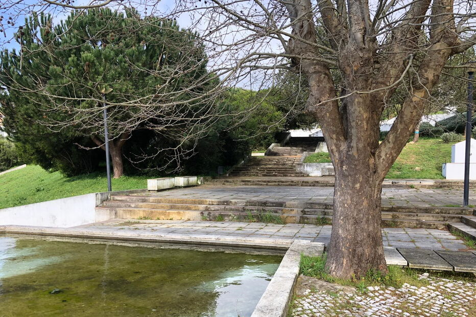 Mulher estava caída num parque urbano de Mira-Sintra
