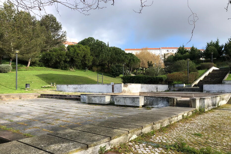 Mulher estava caída num parque urbano de Mira-Sintra