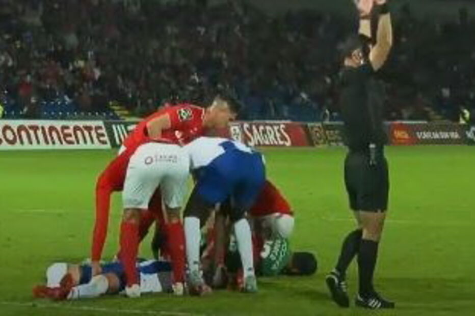Entrada violenta sobre Otávio deixa jogador inconsciente no relvado