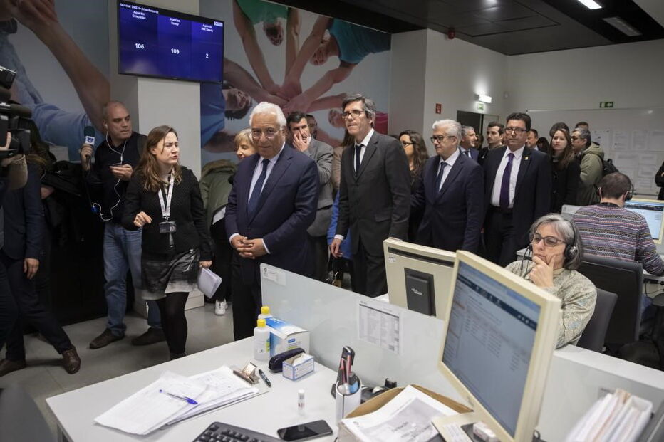 António Costa deu o exemplo durante visita à Saúde24 e repetiu recomendações da DGS