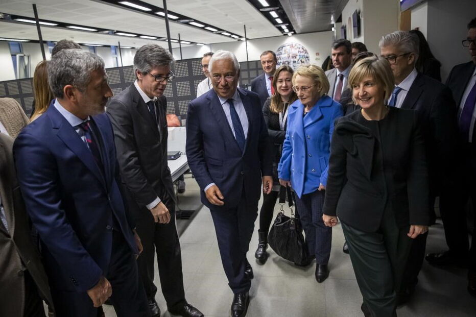 António Costa deu o exemplo durante visita à Saúde24 e repetiu recomendações da DGS