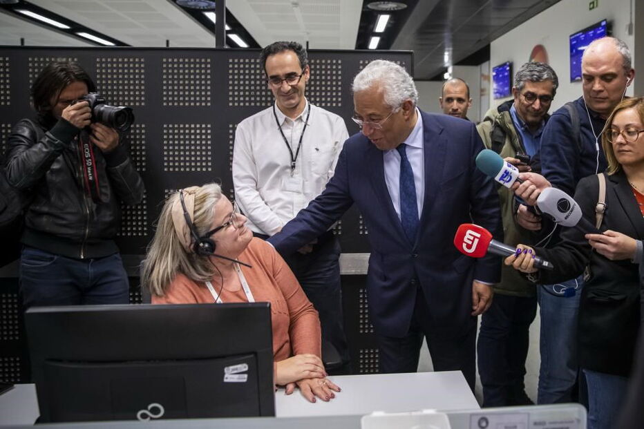 António Costa deu o exemplo durante visita à Saúde24 e repetiu recomendações da DGS