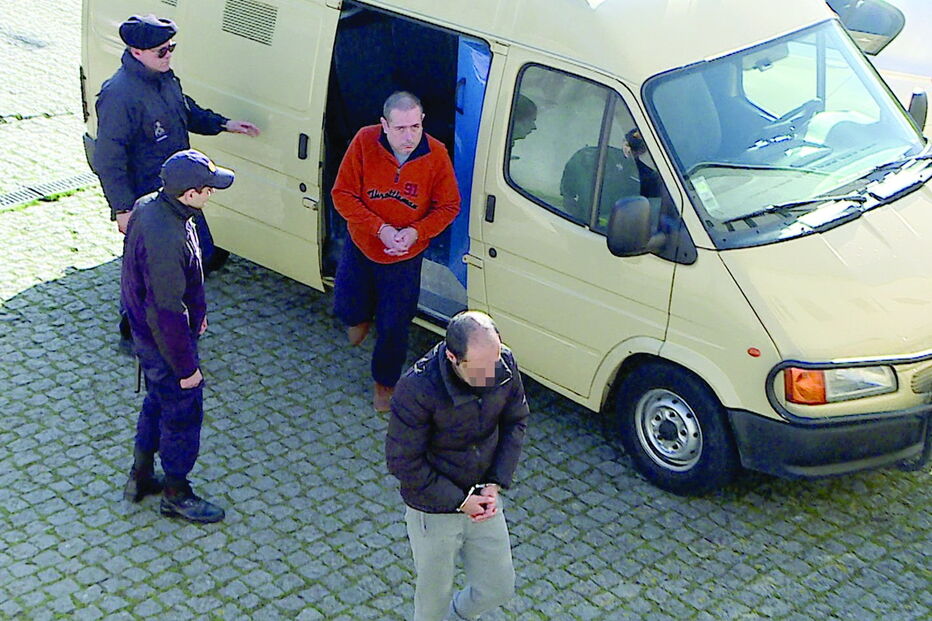 Homicida (de camisola laranja) está a ser julgado por homicídio qualificado