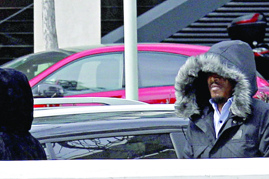 Luís Pina tentou cobrir rosto à saída do tribunal 