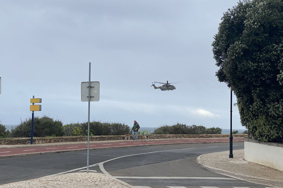 Operações de busca mobilizaram um helicóptero da Força Aérea