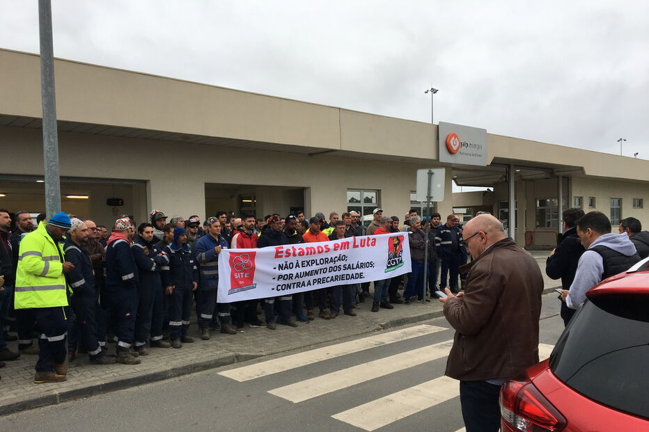 Duas centenas de trabalhadores concentraram-se à porta da Refinaria de Sines