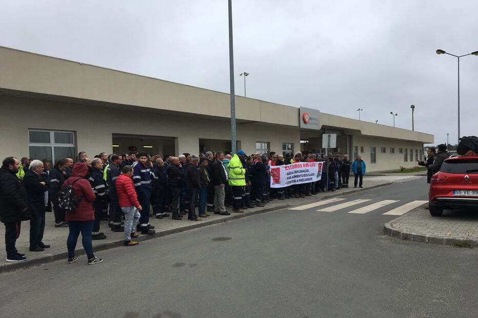 Duas centenas de trabalhadores concentraram-se à porta da Refinaria de Sines