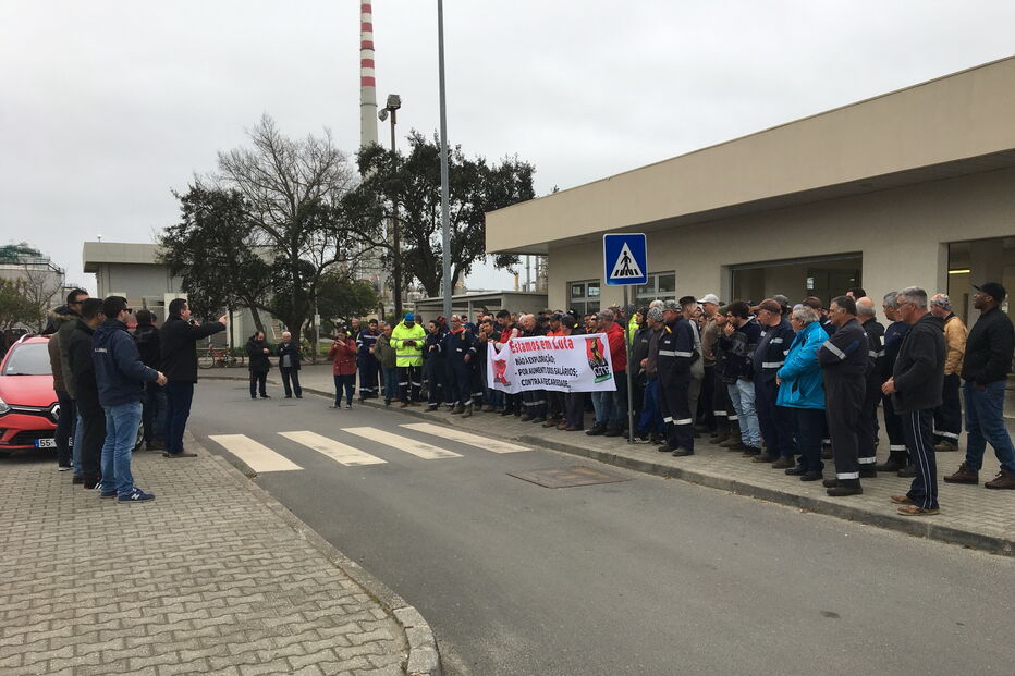 Duas centenas de trabalhadores concentraram-se à porta da Refinaria de Sines