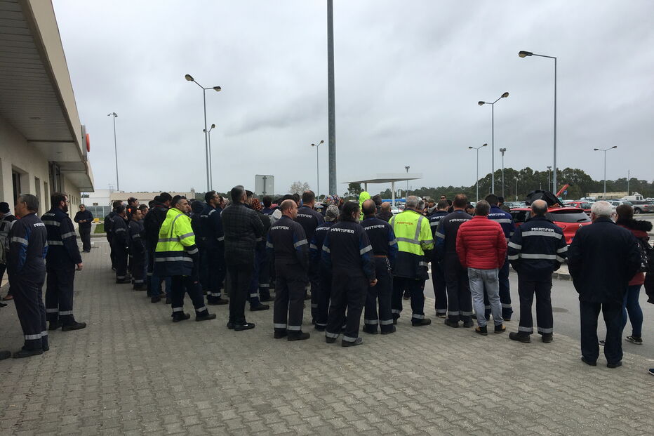 Duas centenas de trabalhadores concentraram-se à porta da Refinaria de Sines
