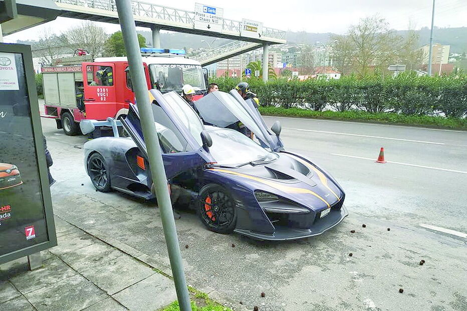 Carro de luxo pegou fogo numa avenida em Braga e as chamas foram apagadas pelos bombeiros   