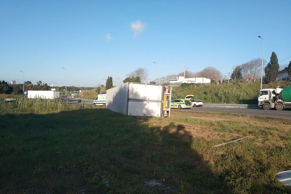 Homem de 58 anos ferido após despiste de camião em Sines
