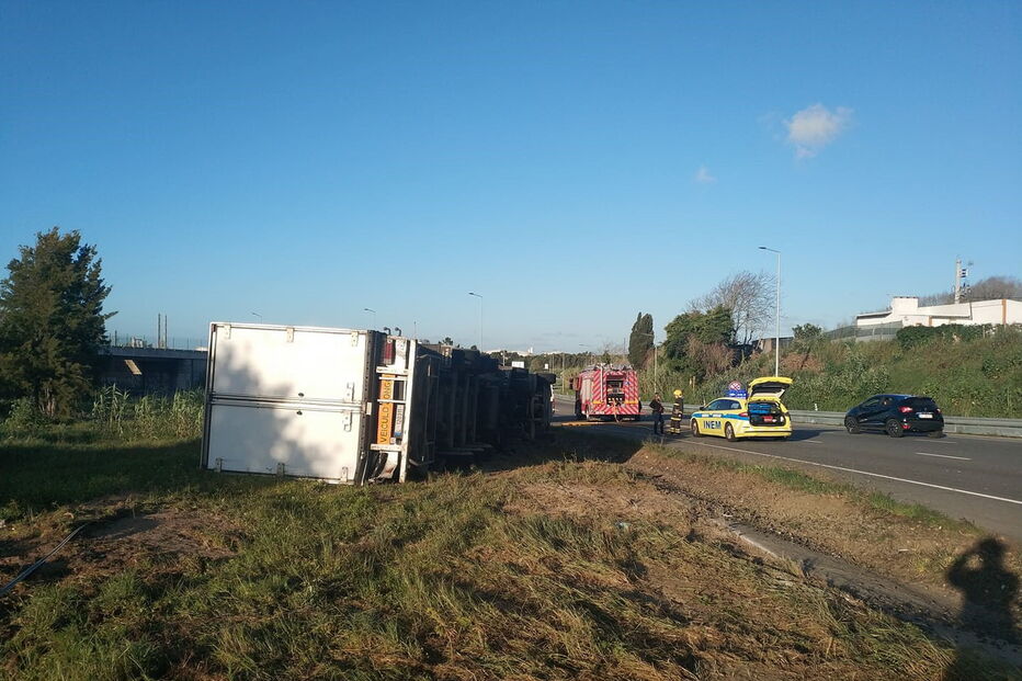 Homem de 58 anos ferido após despiste de camião em Sines