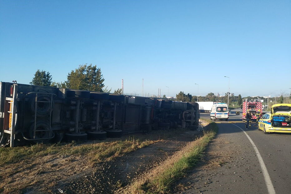 Homem de 58 anos ferido após despiste de camião em Sines