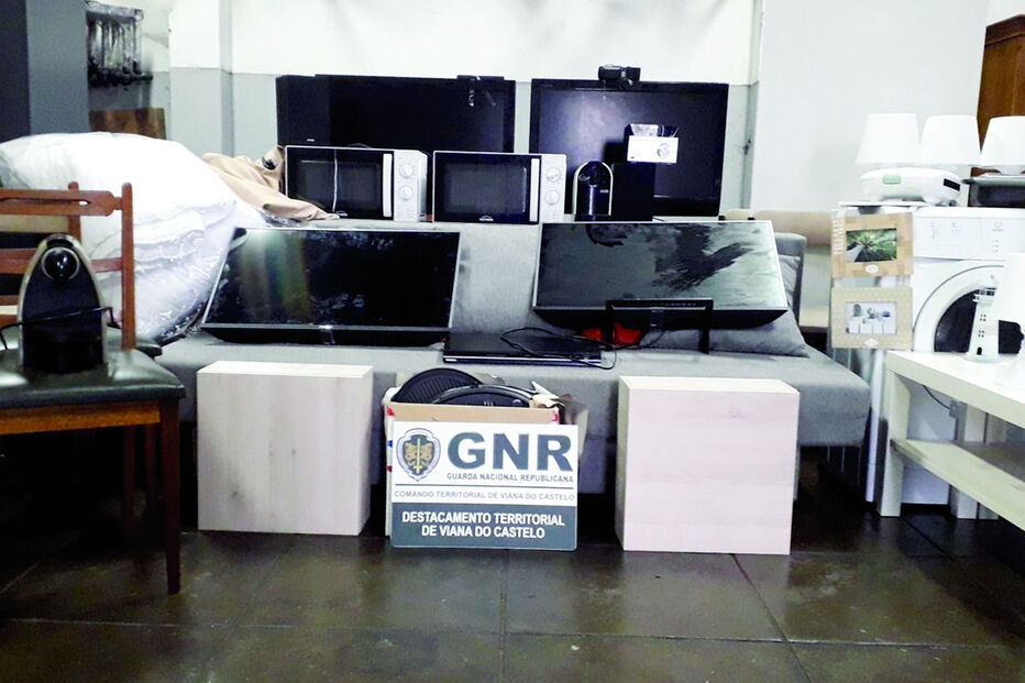 Eletrodomésticos, televisores, móveis e candeeiros  apreendidos. Os casais ‘limpavam’ as habitações que assaltavam
