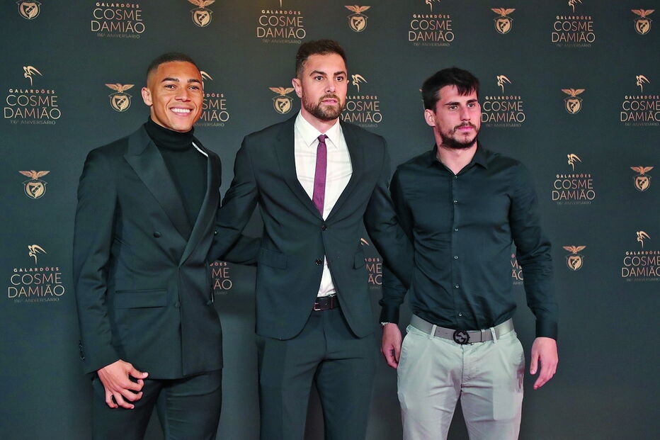 Vinícius, Jardel e Gabriel - trio de brasileiros posa antes da gala