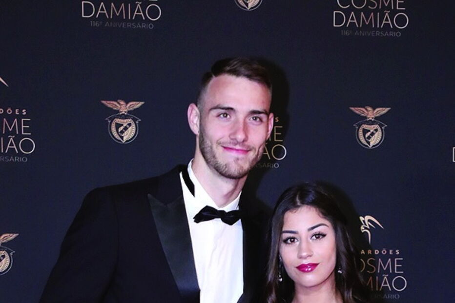 Ferro, com a namorada, foi o jogador de futebol revelação do ano  