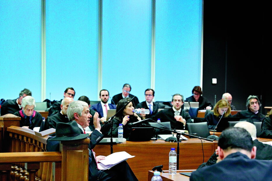 José Sócrates foi interrogado durante mais de duas horas pelo juiz Ivo Rosa. Antigo chefe do Governo fez-se acompanhar pelos dois advogados  