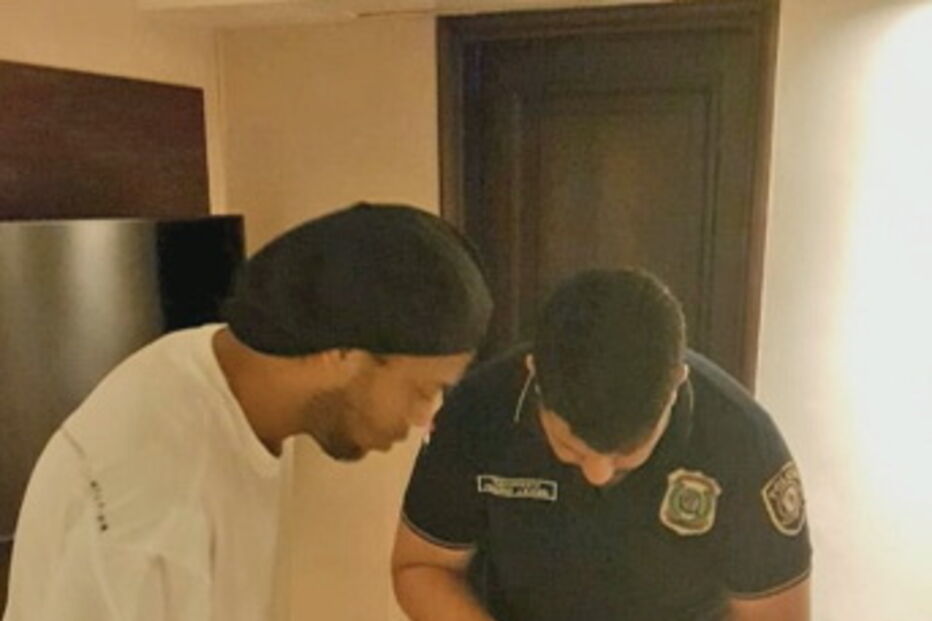 Ex-jogador brasileiro Ronaldinho Gaúcho detido no Paraguai por uso de passaporte falso