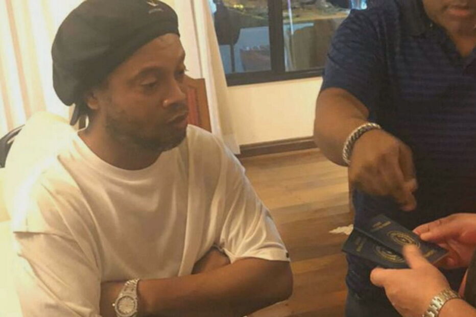 Ex-jogador brasileiro Ronaldinho Gaúcho detido no Paraguai por uso de passaporte falso