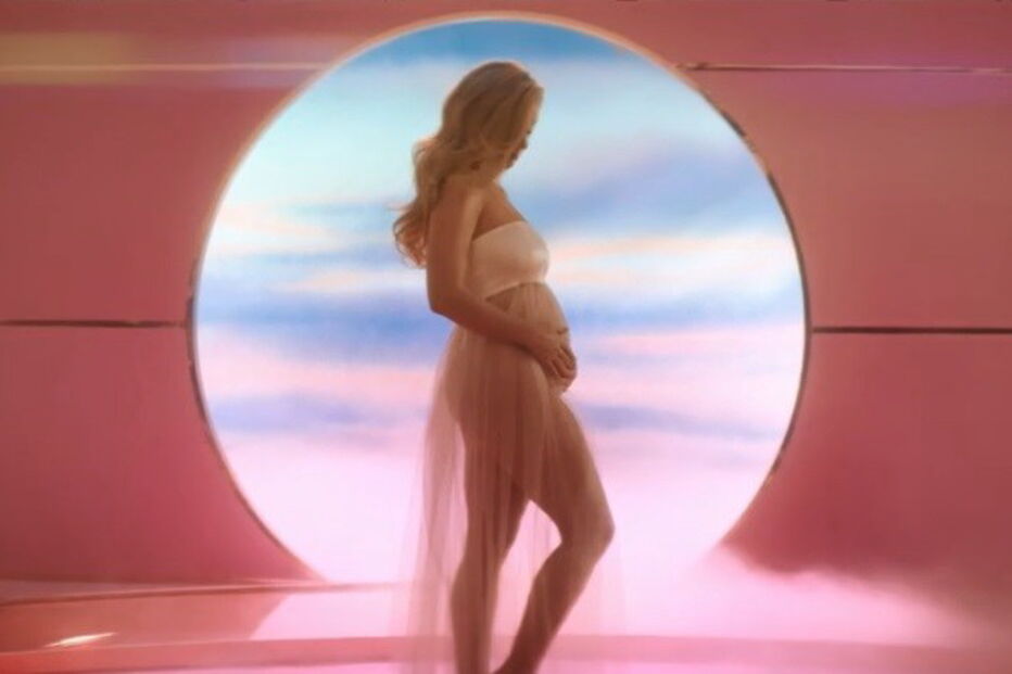 Katy Perry anuncia primeira gravidez em novo videoclipe