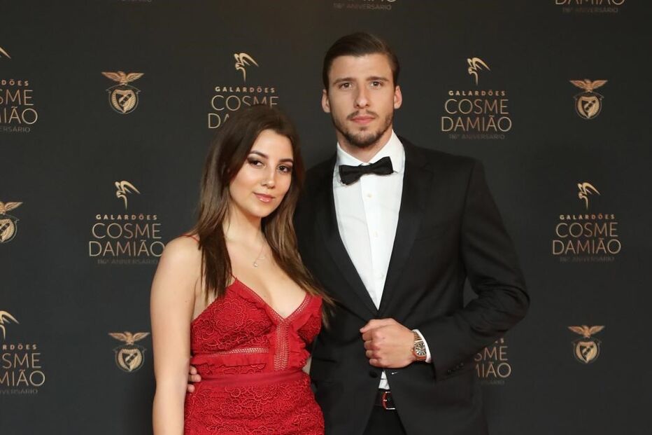 Ruben Dias com a namorada, April Ivy