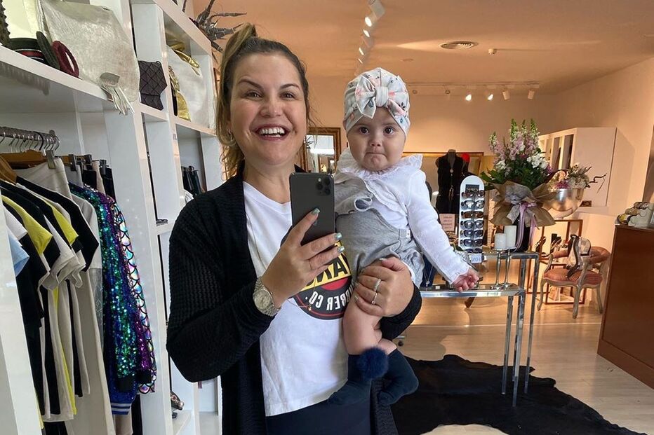 Katia Aveiro e a filha Valentina ao colo