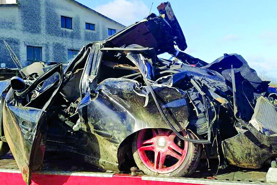 Carro ficou completamente destruído 