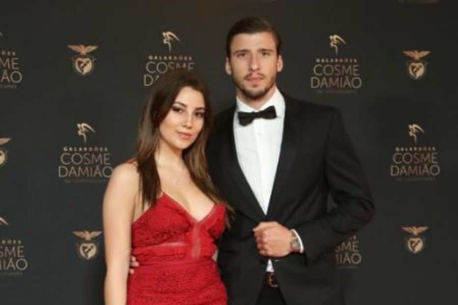 April Ivy e Rúben Dias