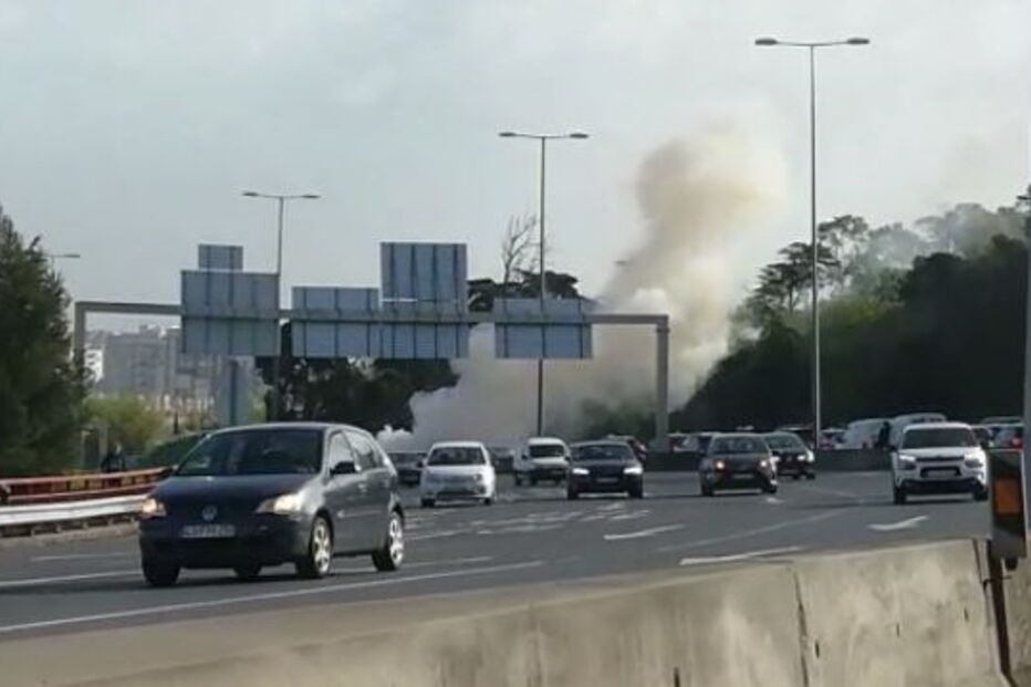Carro em chamas após colisão condiciona circulação na Segunda Circular em Benfica