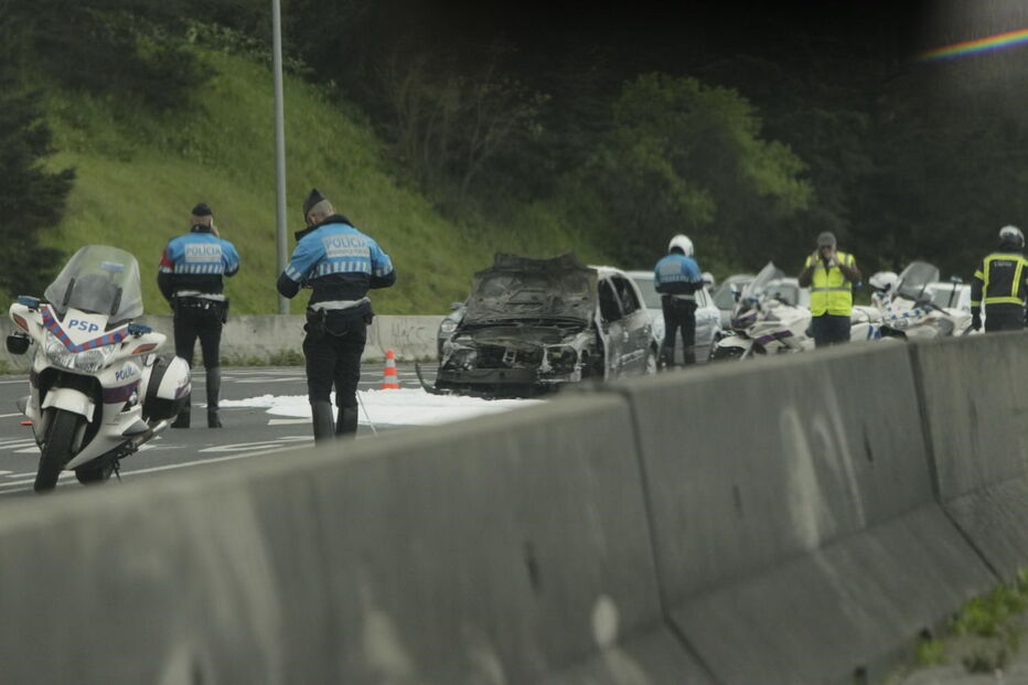 Carro em chamas após colisão condiciona circulação na Segunda Circular 