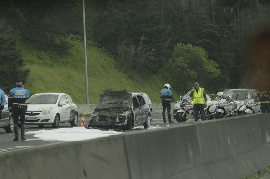 Carro em chamas após colisão condiciona circulação na Segunda Circular 