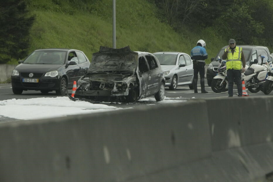 Carro em chamas após colisão condiciona circulação na Segunda Circular 