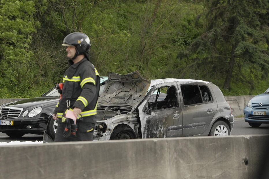 Carro em chamas após colisão condiciona circulação na Segunda Circular 
